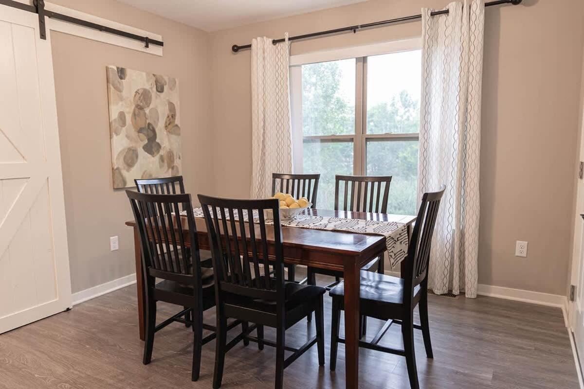 הוילה Loves Park Brand New 2 Bed With Office מראה חיצוני תמונה