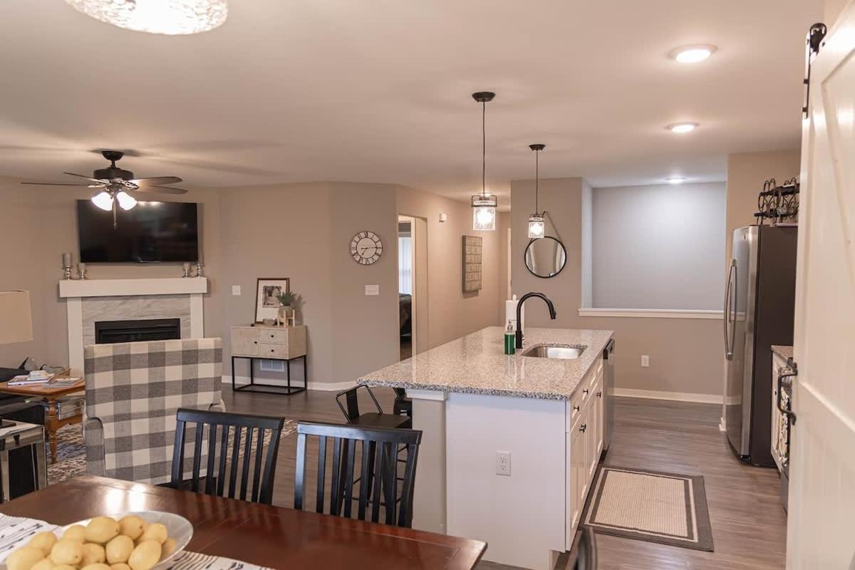 הוילה Loves Park Brand New 2 Bed With Office מראה חיצוני תמונה